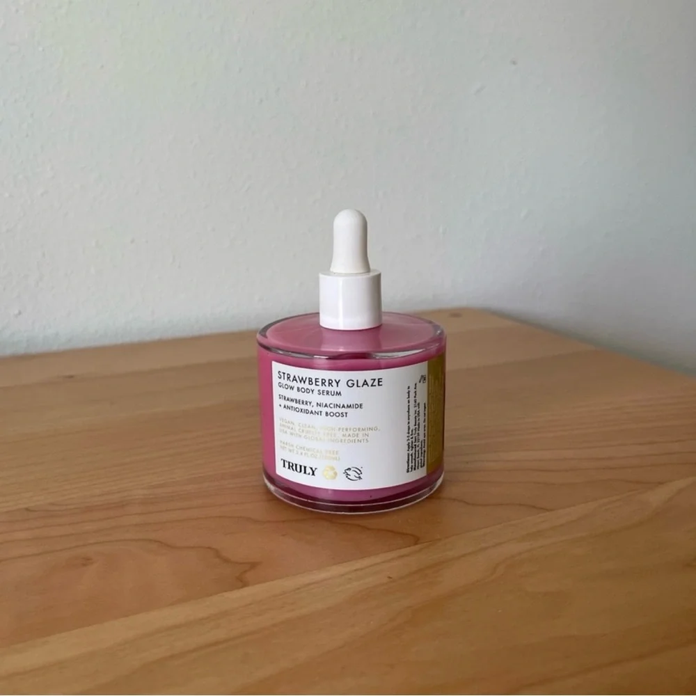 NWT TRULY Strawberry Glaze Glow Body Serum